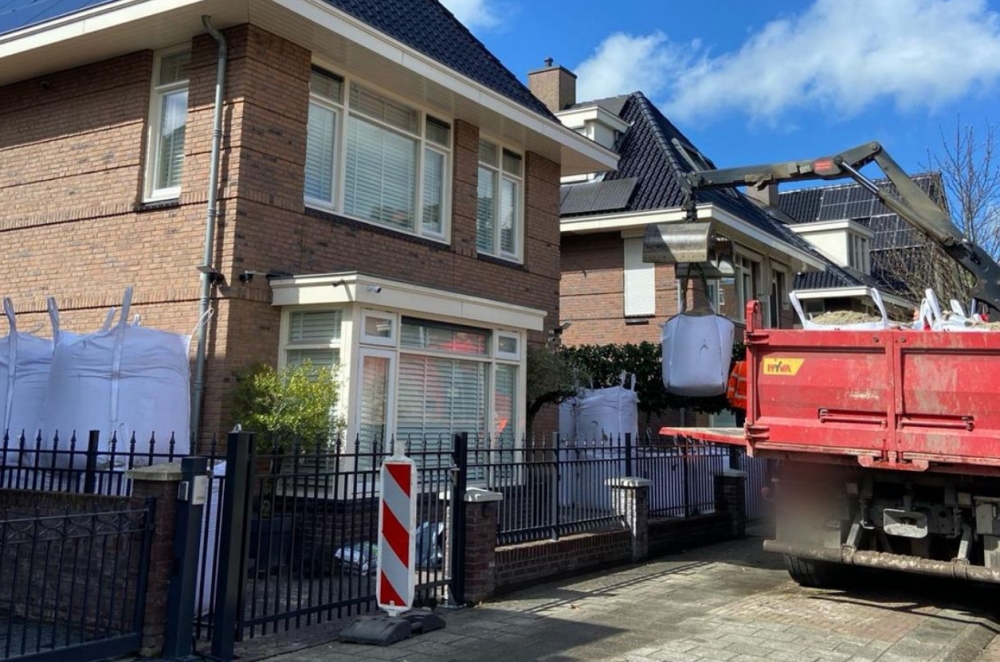 Zandzakken geplaatst rond het huis van Vlaardingse loodgieter