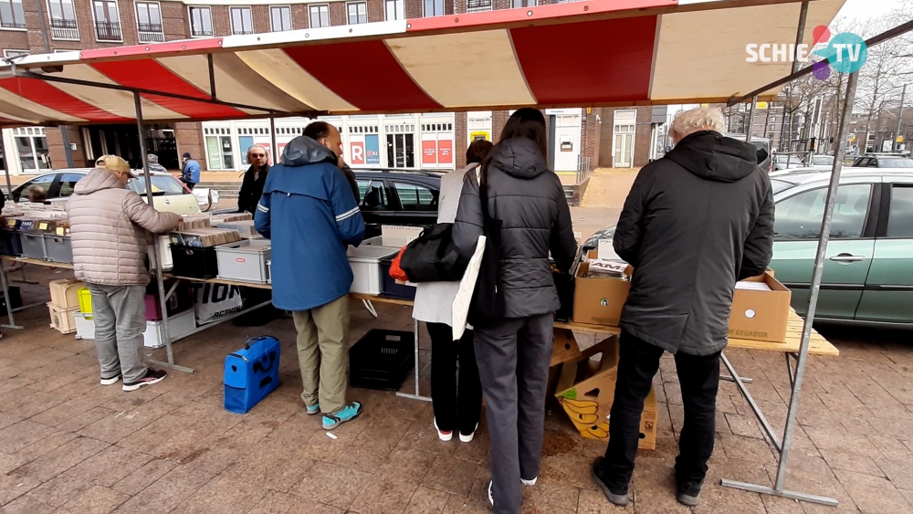 Schrijvers en verzamelaars ontmoeten elkaar op de Schiedamse boeken- en platenmarkt