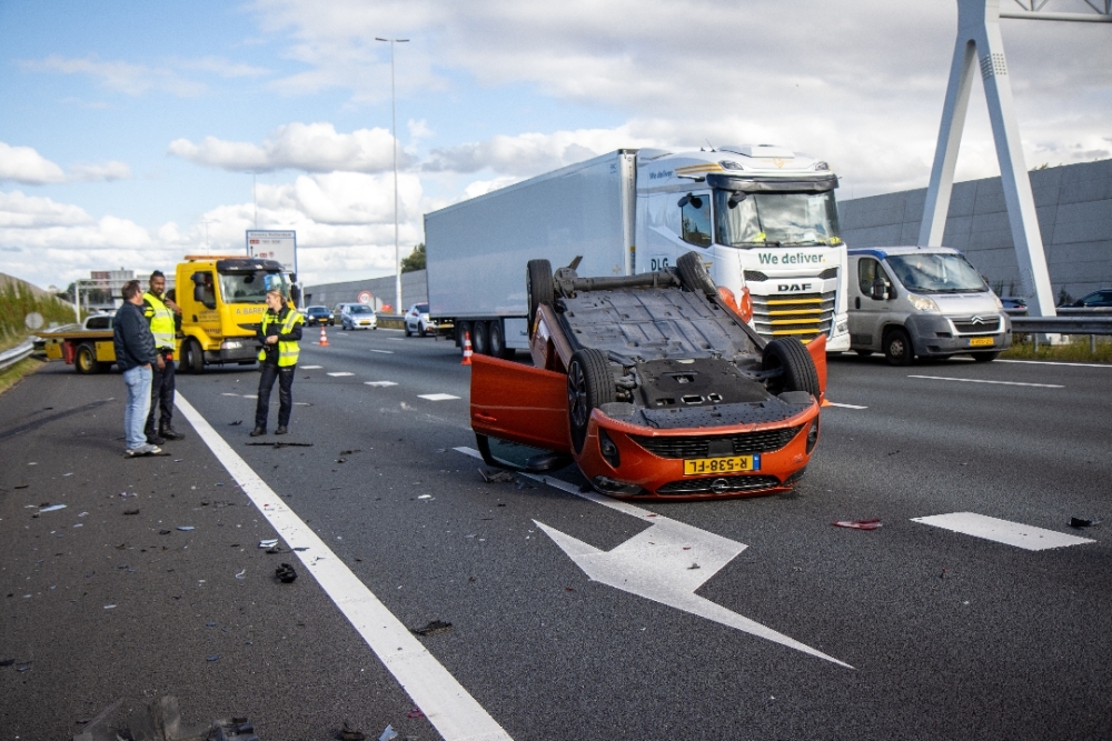 Nog een ongeval op de snelweg: auto op z&#039;n kop