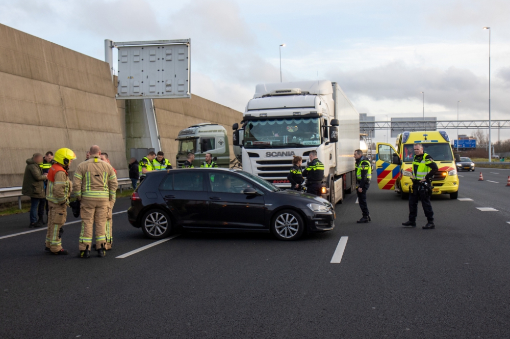 Snelweg A4 dicht na ongeval tussen personenauto en vrachtwagen