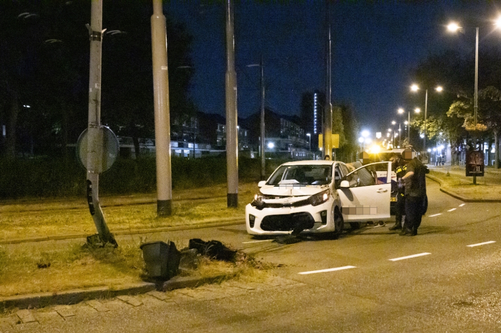 Beschonken bestuurder botst tegen lantaarnpaal op de Scheepvaartweg