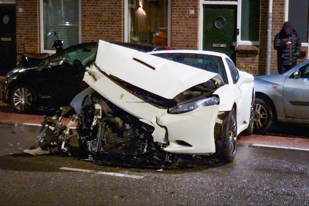 Gehuurde Ferrari ramt geparkeerde auto&#039;s in  Vlaardingen