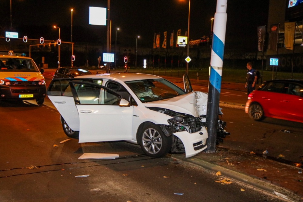 Auto ramt paal, bestuurder vlucht