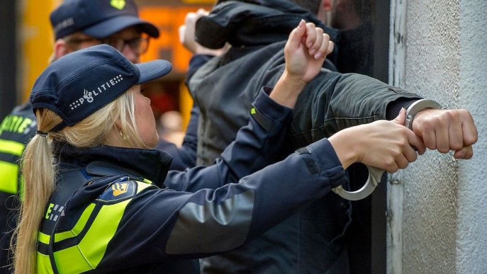 Politie houdt verdachte aan na vuurwapenmelding op de Hoogstraat