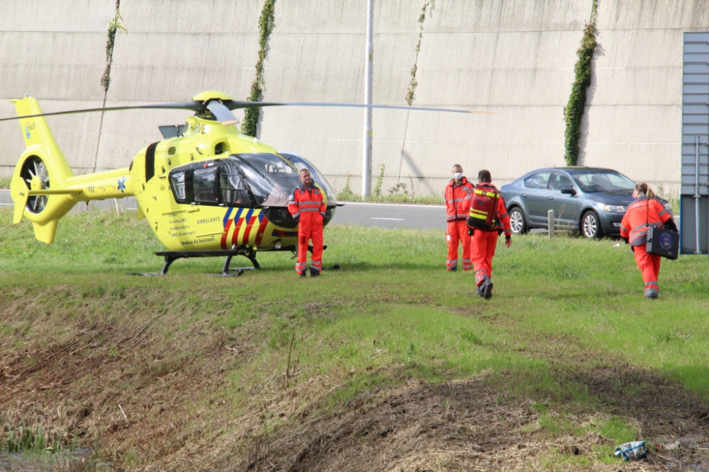 Traumahelikopter landt naast afrit A20 voor inzet op Willem Landreplein