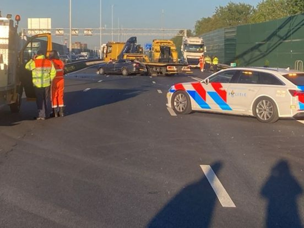 Auto gelanceerd bij inhalen vrachtwagen: A20 uren afgesloten geweest