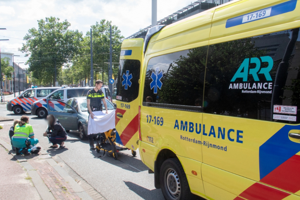 Voetganger op zebrapad geschept door auto