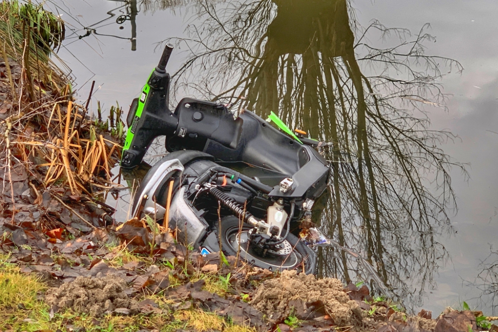 Deelscooter eindigt in het water