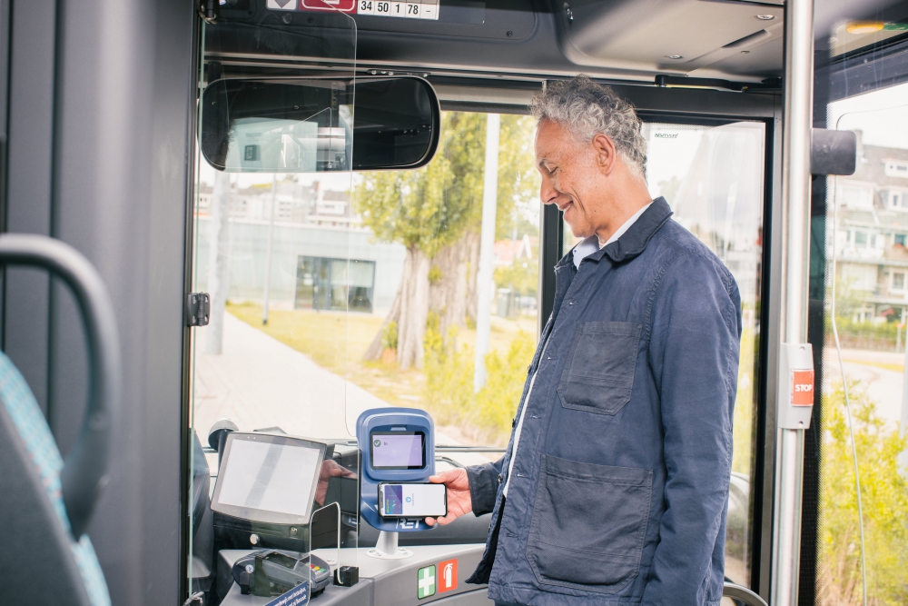 Bij RET kun je nu ook in- en uitchecken met bankpas of mobiele telefoon