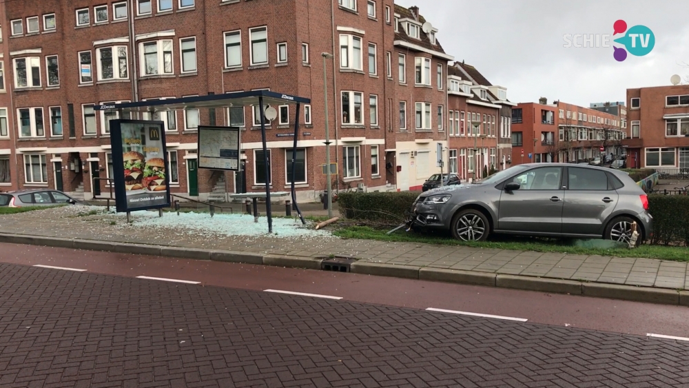 Boompje en bushokje geramd door auto