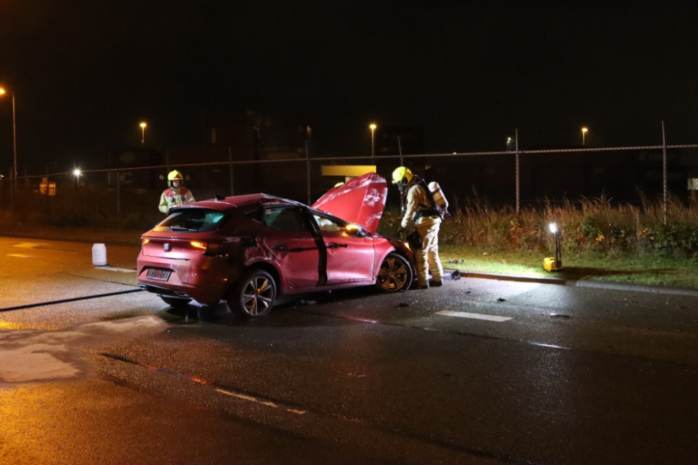 Auto vliegt na crash door de lucht