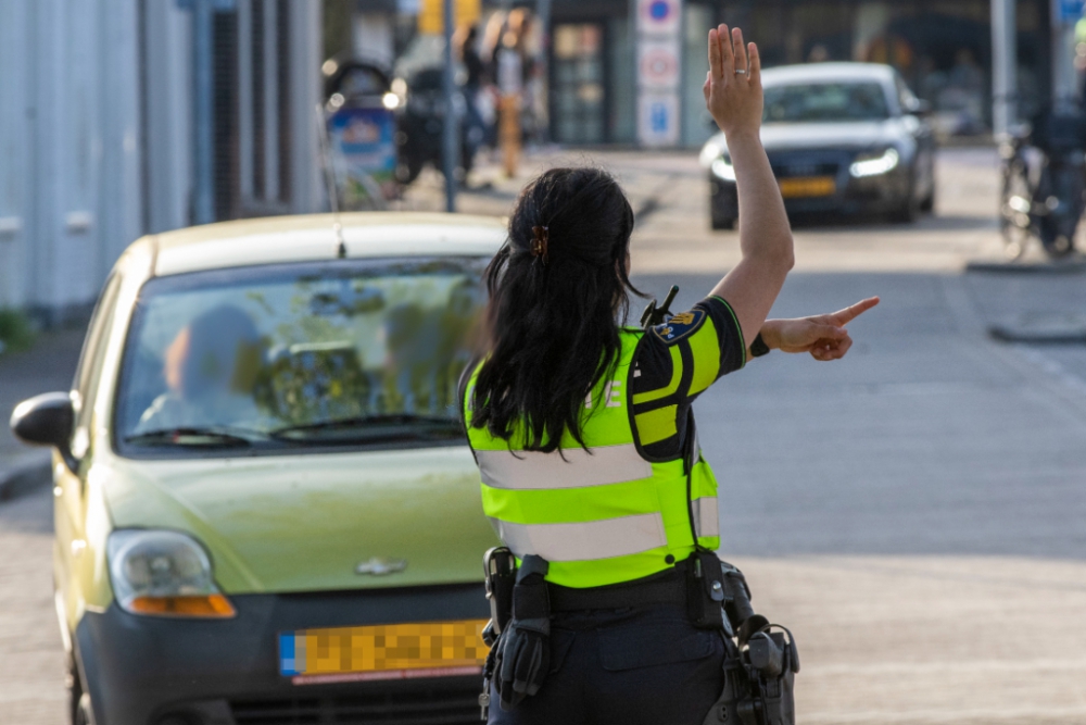 50 boetes en 3 aanhoudingen bij verkeerscontrole op de Buitenhavenweg