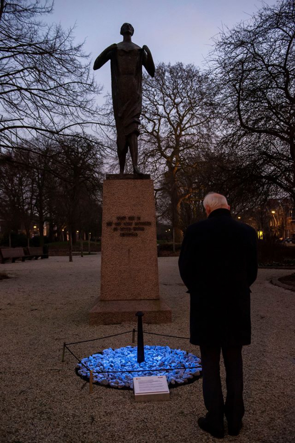 Burgemeester Lamers bezoekt in alle stilte het tijdelijk kunstwerk Levenslicht