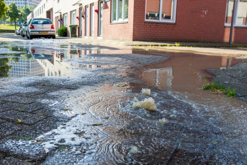 Tientallen huizen zonder water na leidingbreuk in Witte Dorp