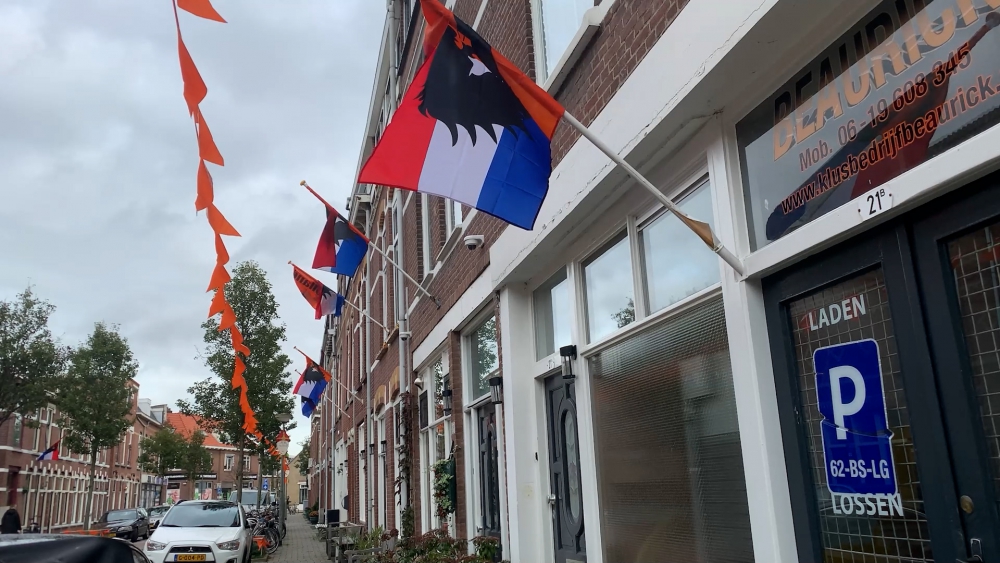 Oranjekoorts heerst in de Beierlandsestraat in de Gorzen