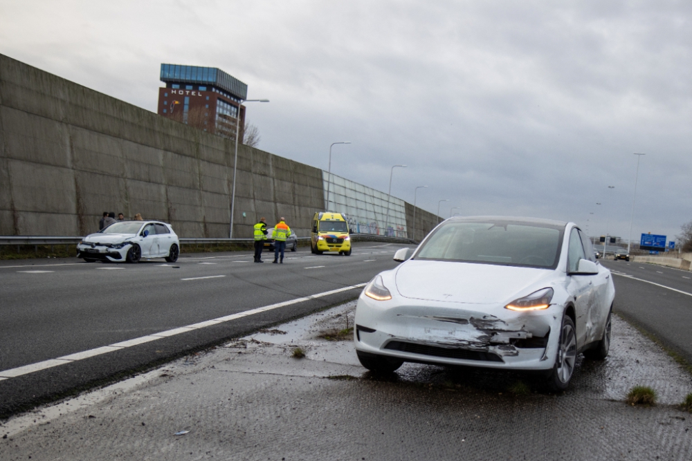 Roekeloze automobilist veroorzaakt aanrijding op A20 en slaat op de vlucht