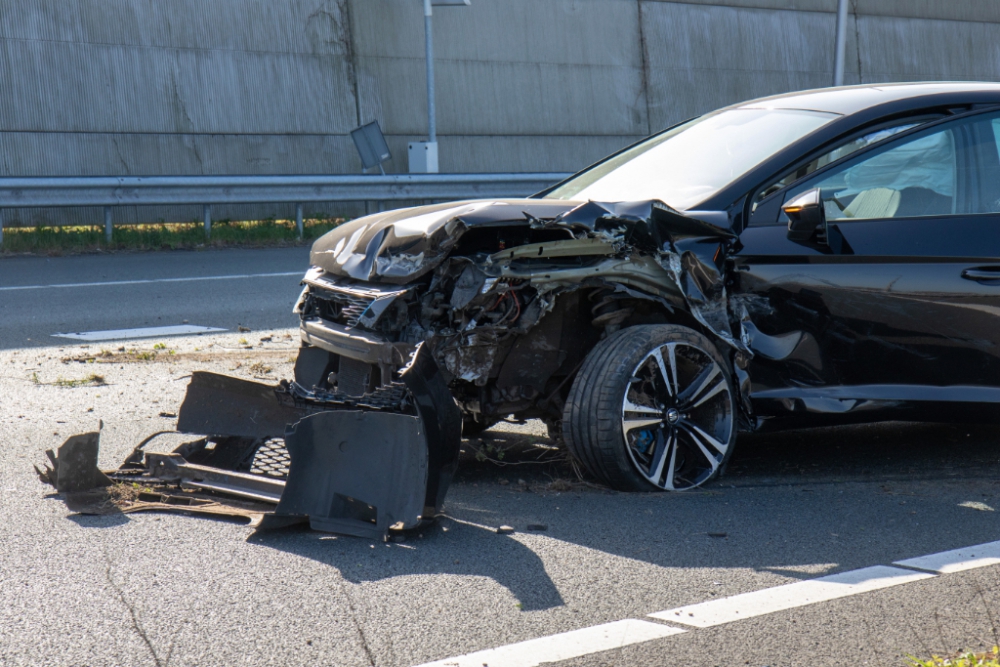 Auto botst tegen vangrail op de A4