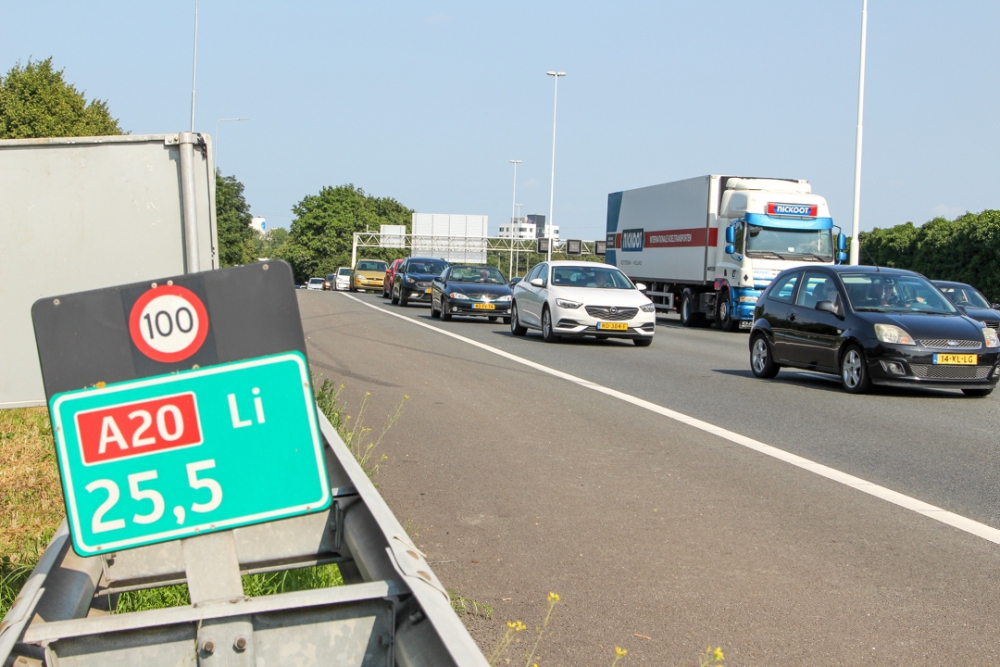 Aanrijding tussen drie auto&#039;s op de A20