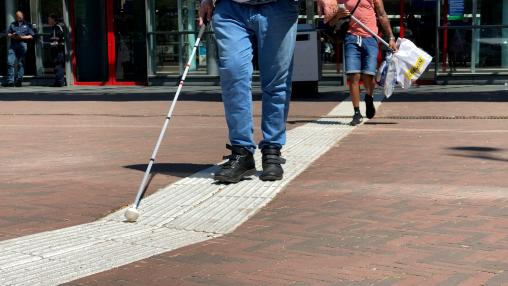 ‘Geleidelijnen Stationsplein zorgen voor onveilige situatie’