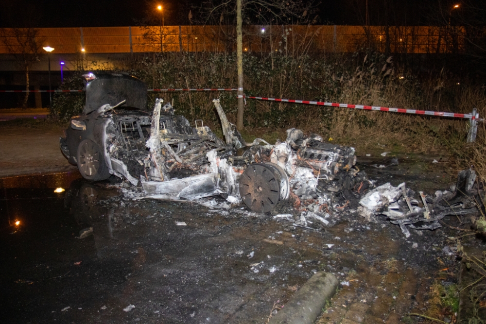 Niets meer over van auto na brand