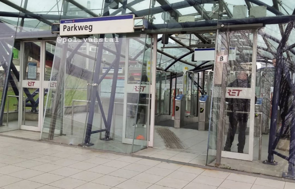 Open trappen poortje op Metrostation Parkweg dure grap