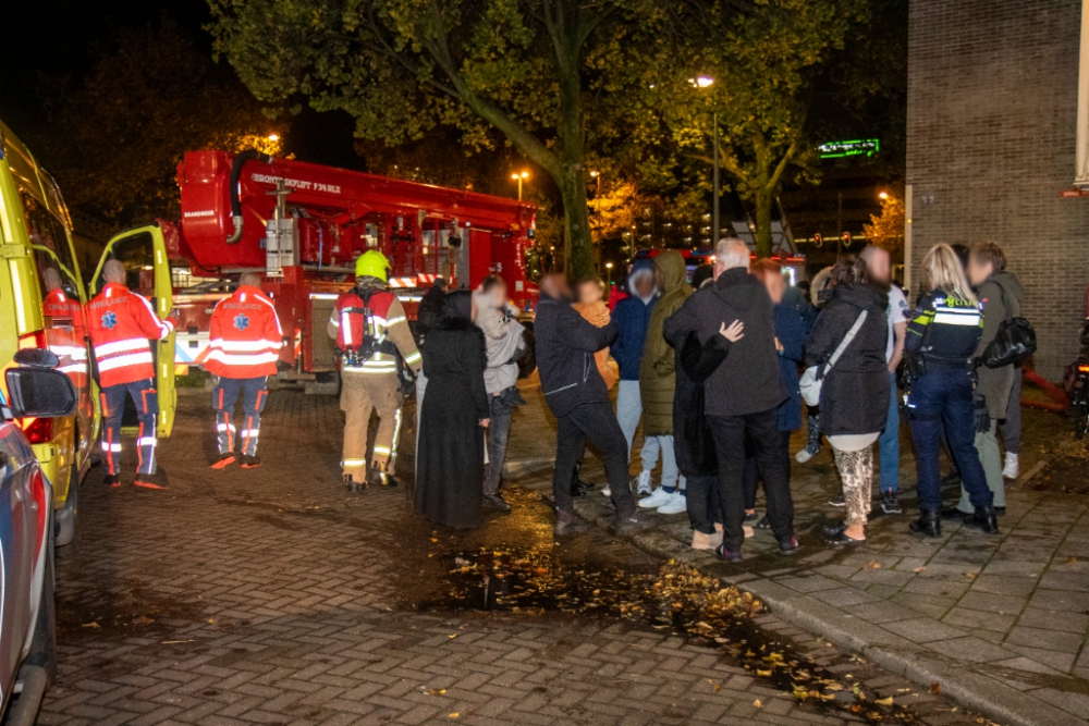 Tientallen bewoners geëvacueerd na ontploffing en brand, moeder en dochter gered door brandweer