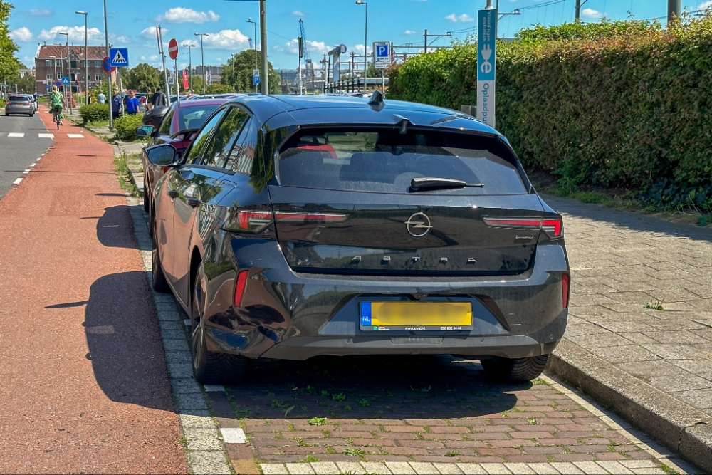 Man klapt met deelscooter op geparkeerde auto