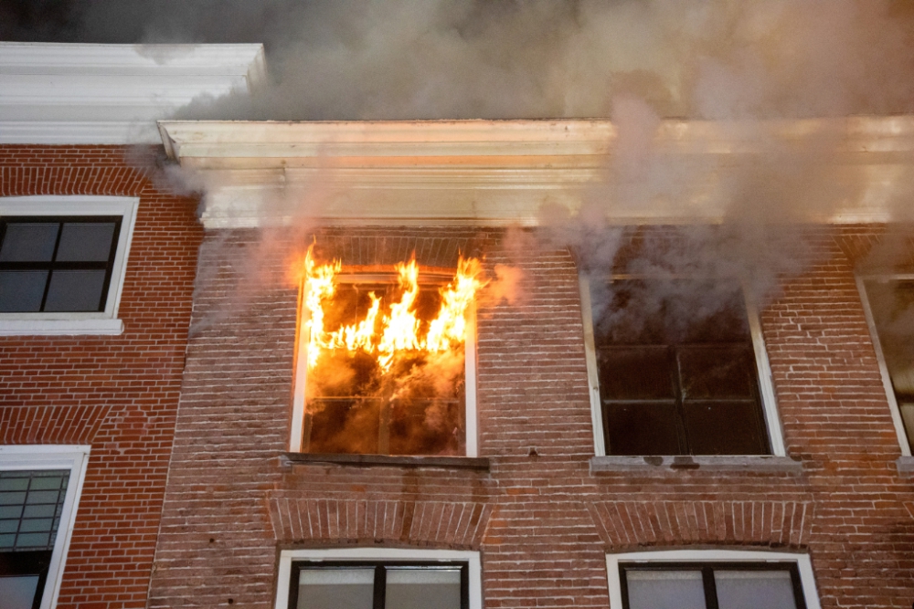 Één gewonde bij zeer grote uitslaande brand in woning op de Dam