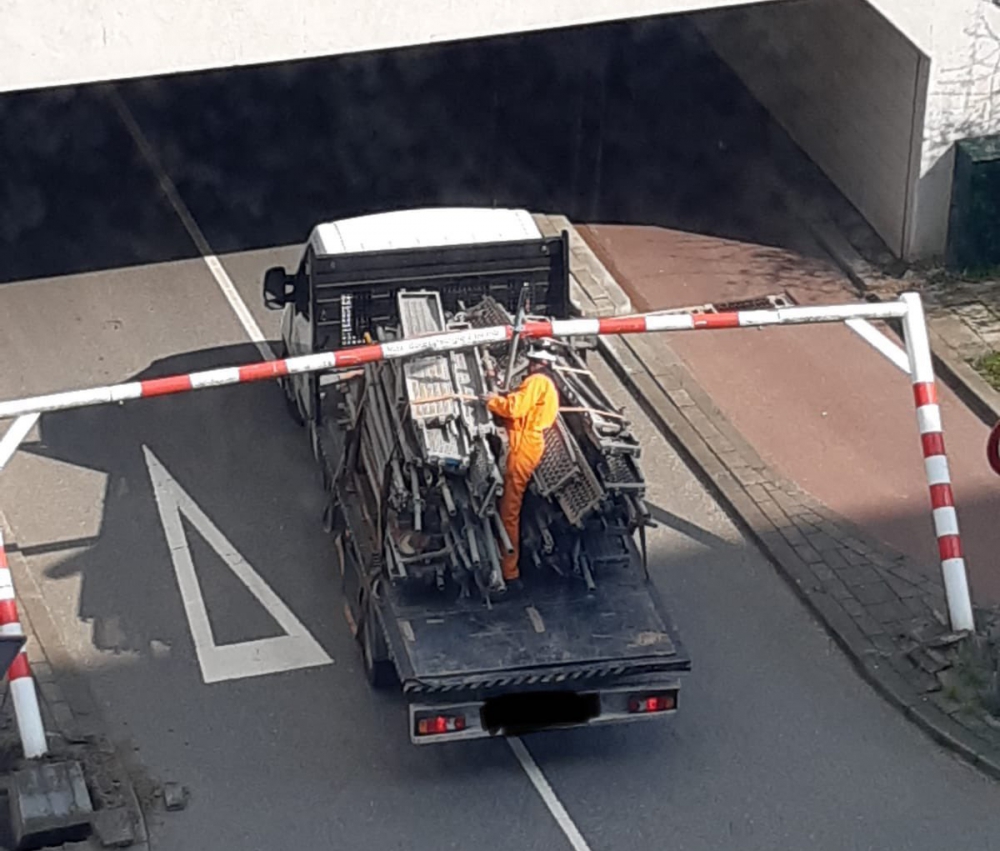 Bijna raak bij tunneltje Schieveste, hoogtebeperking uit de grond gereden