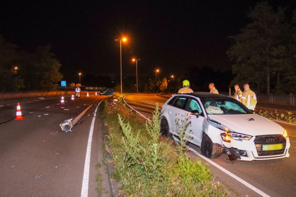 Schiedammer rijdt onder invloed en met hoge snelheid lichtmast uit de grond in Vlaardingen