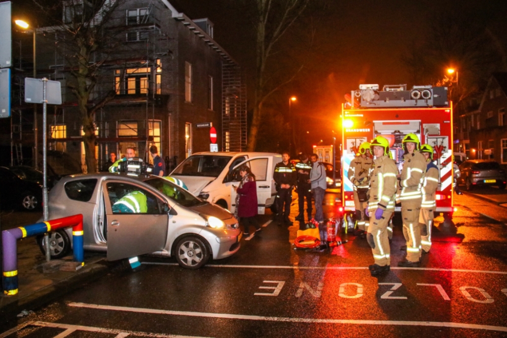 Gewonde bij aanrijding tussen personenauto en bestelbus