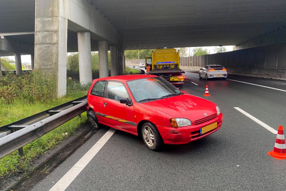 Auto vliegt uit de bocht op de A20