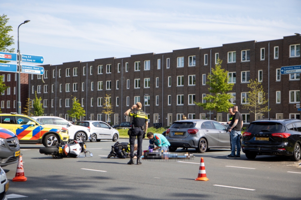 Motorrijder raakt gewond bij aanrijding, automobilisten halen vervolgens gevaarlijke capriolen uit