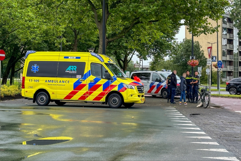 Fietser gewond naar het ziekenhuis na aanrijding