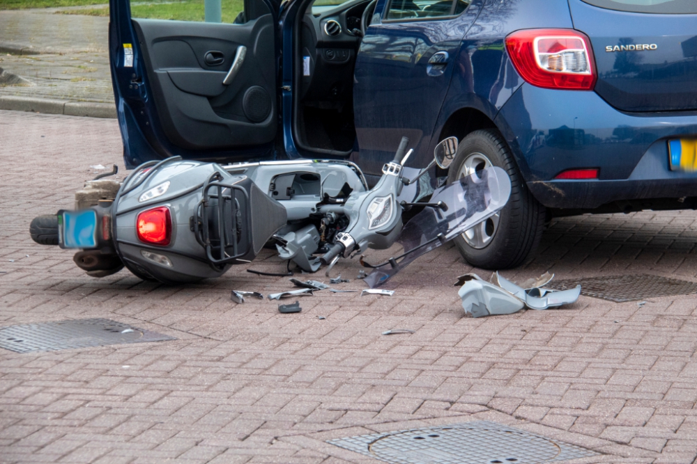 Scooterrijder gewond na aanrijding met auto