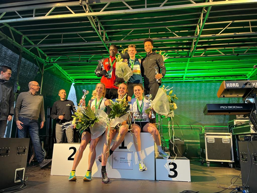 Schiedamse atleet wint op tactische wijze de Bruggenloop van Rotterdam