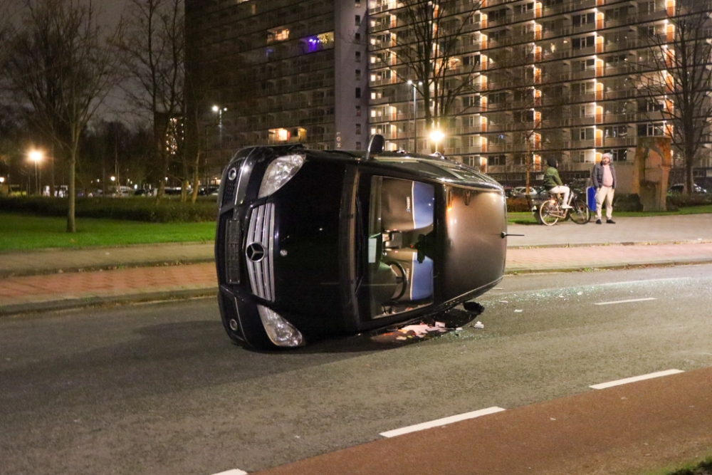 Auto op zijn kant na aanrijding met lantaarnpaal