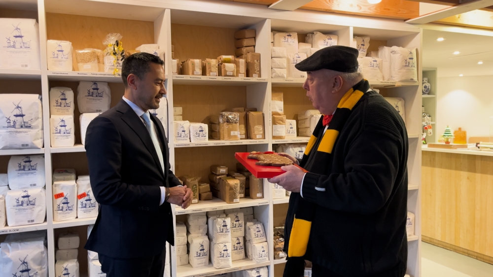 Speculaasvarken voor eerste keer overhandigd aan burgemeester Harald Bergmann