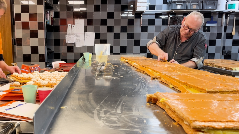 Raymond en zijn team bakken op Koningsdag vijfduizend tompoucen