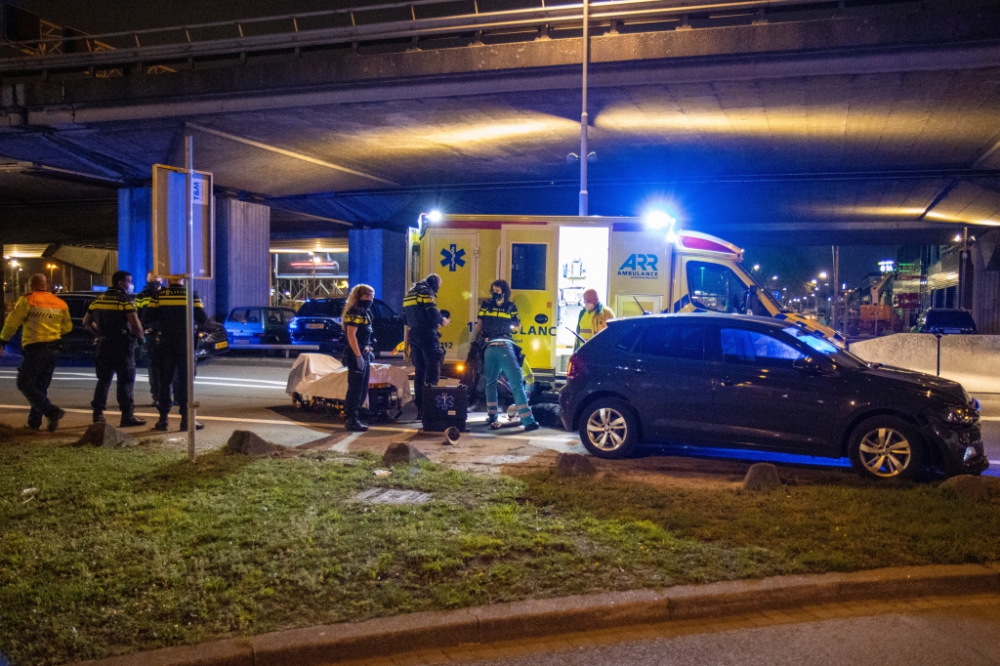 Auto knalt tegen RIMOB op de A20 bij de Spaanse Polder