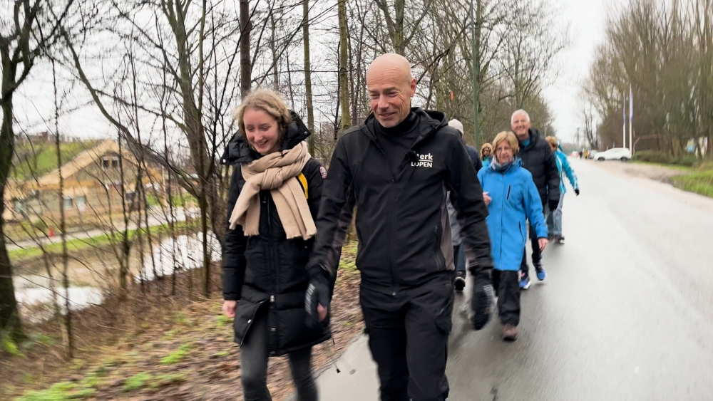 Een wandelende bootcamp door de Broekpolder: ‘Kletsen over de week en bewegen tegelijk’