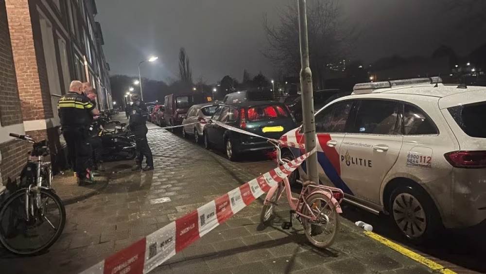 Vlaardinger (26) zwaargewond aangetroffen in woning, bewoonster overleden