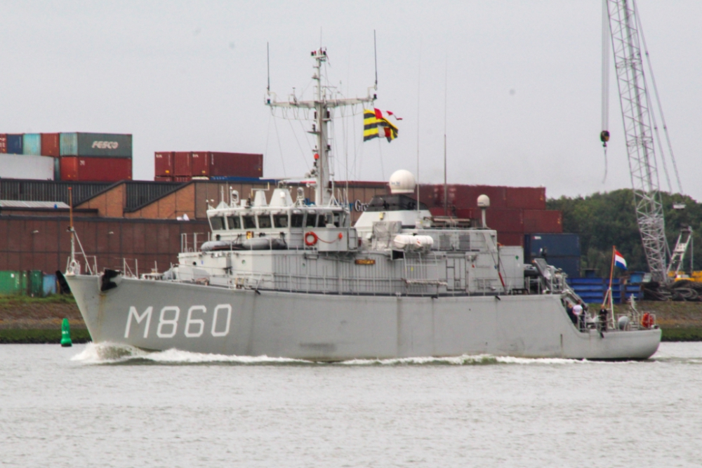 Mijnenjager Zr. Ms. Schiedam op weg naar de Wereldhavendagen