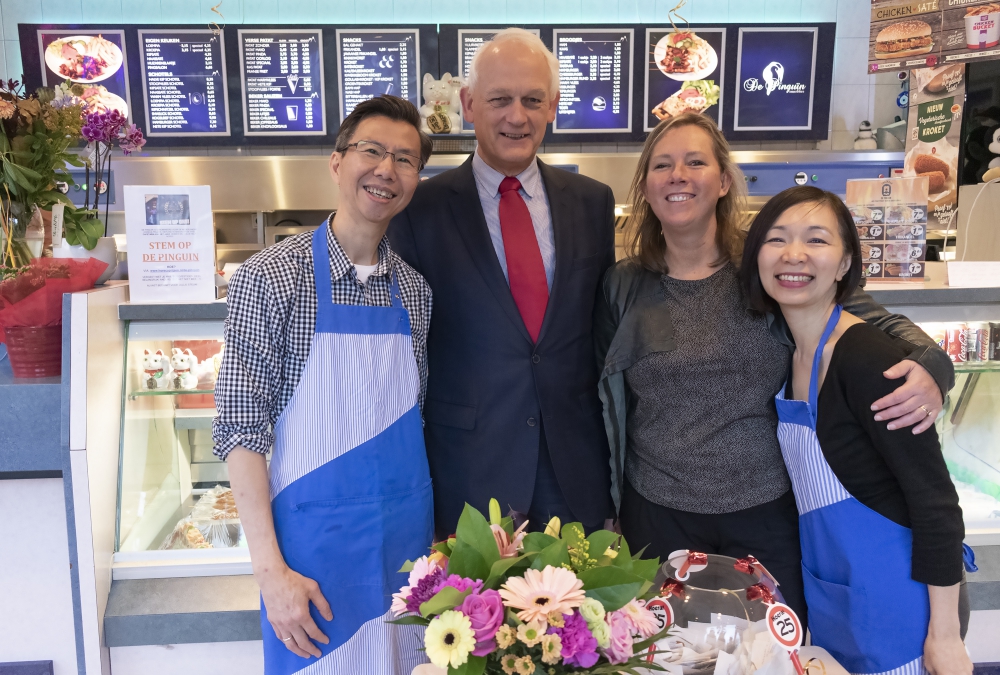 Burgemeester bezoekt jubilerende snackbar