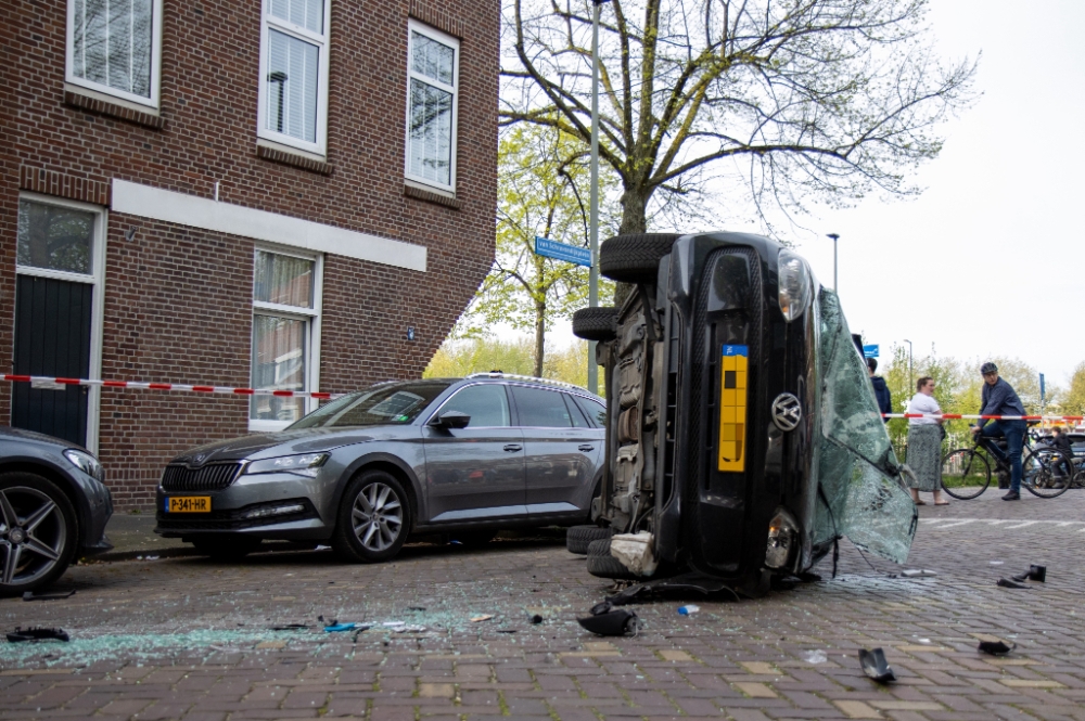 Auto gaat eigen leven leiden en belandt op z&#039;n kant