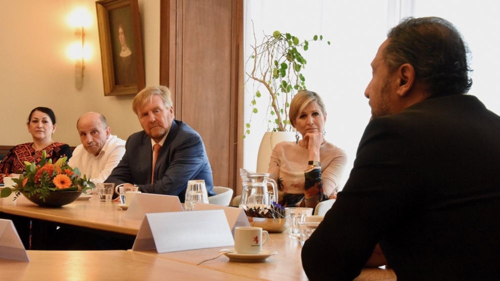 Het koninklijk paar in gesprek met Palestijnse Vlaardingers in het Stadhuis