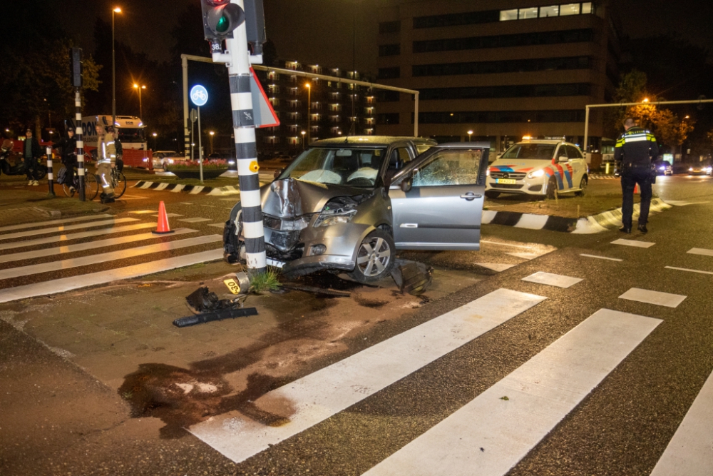 Auto ramt verkeerspaal op Plein 40-45