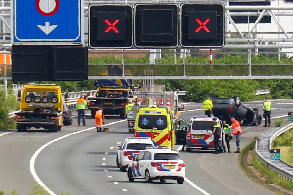 Auto slaat over de kop op snelweg