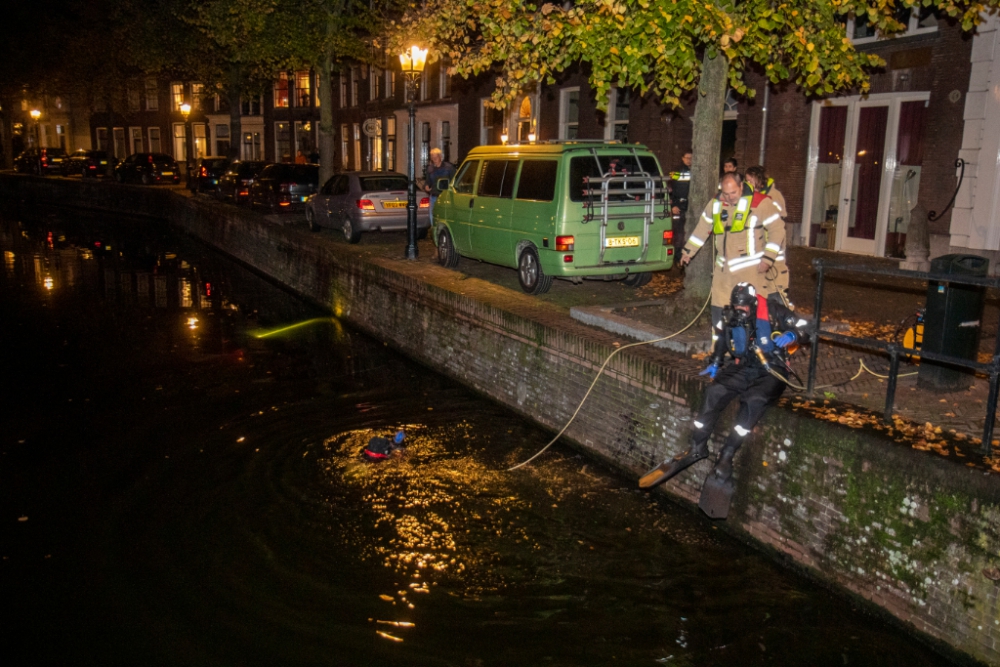 Twee deelscooters in de haven gegooid