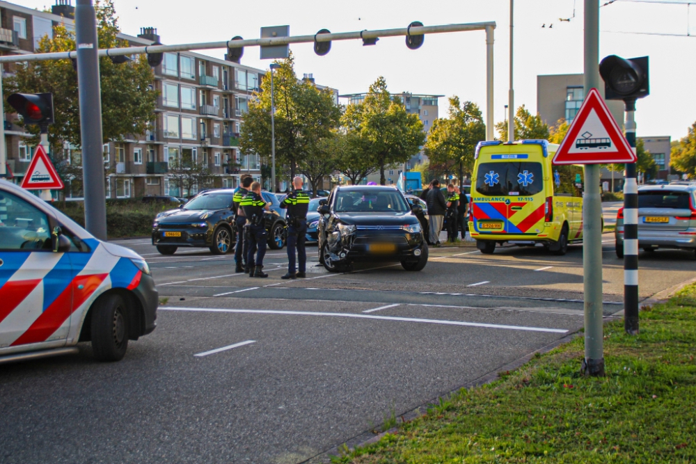 Meerdere auto&#039;s botsen op elkaar op de Van Haarenlaan